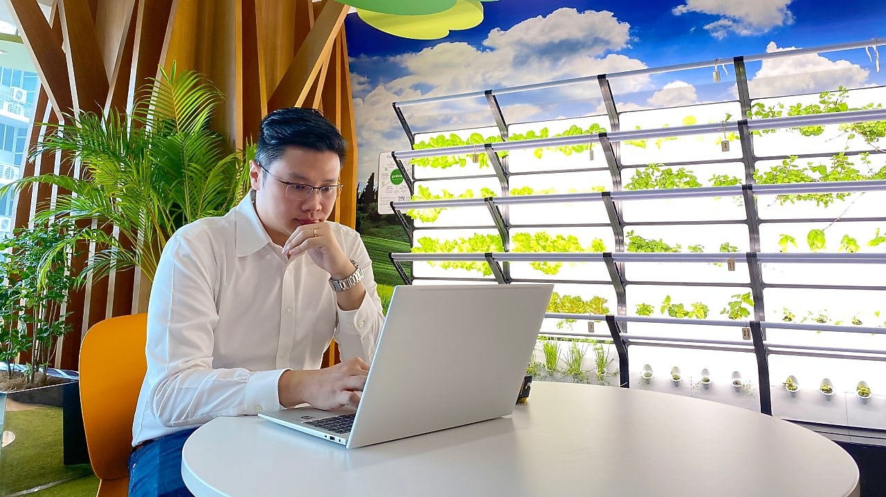 An employee at office looking into his laptop screen.