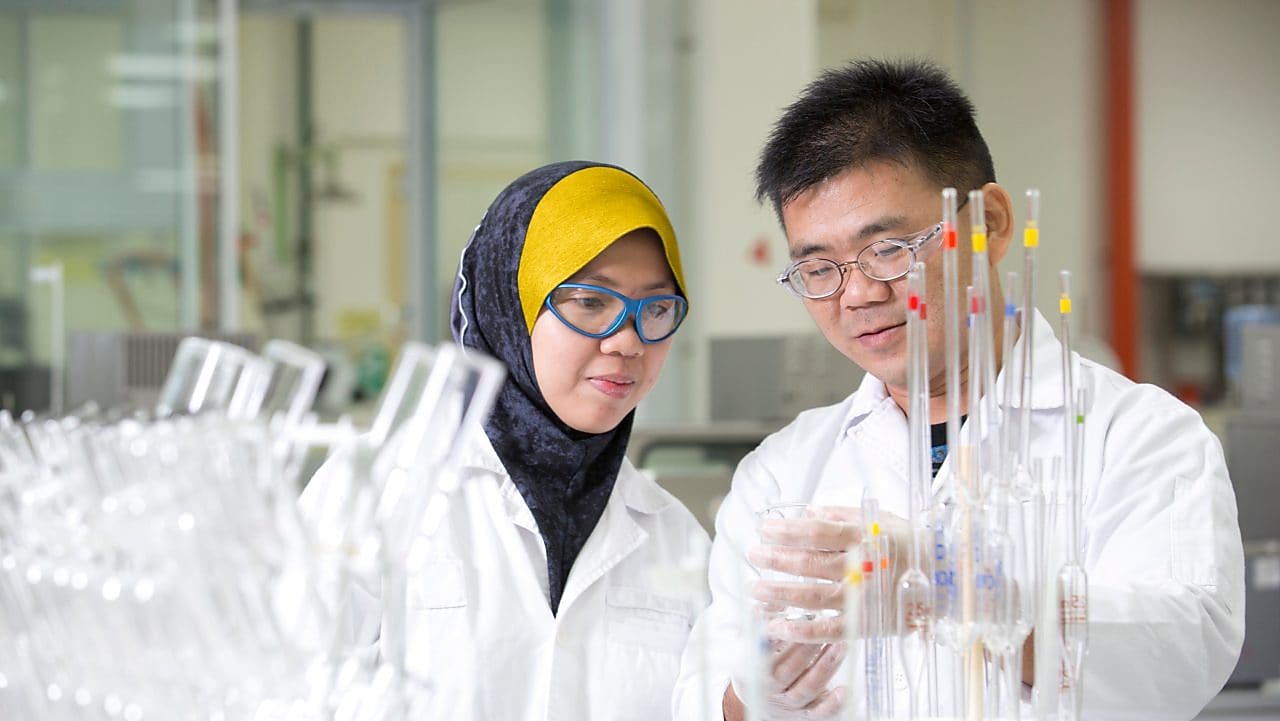 Two employees working in a production lab
