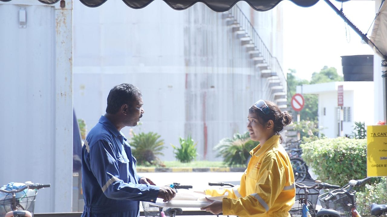 Anna Joy Tan chatting with Shell colleague