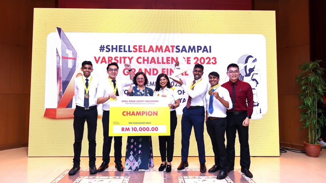 Team APU with YBrs. Prof. Dr. Azlinda binti Azman, Director-General of Higher Education from the Ministry of Higher Education (third from left), Cindy Lopez, General Manager of Corporate Relations, Shell Malaysia (fourth from left) and the mentor lecturer from Asia Pacific University (first from right).
