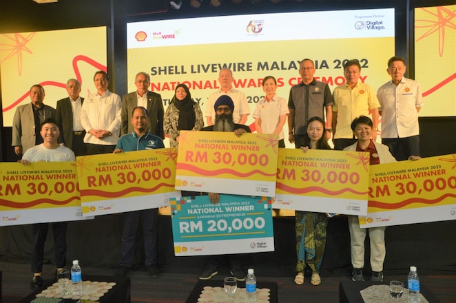 TEGAS board members together with Deputy Minister for Urban Planning, Land Administration and Environment and TEGAS Chairman YB Datuk Len Haji Talif Salleh (fourth from left), Deputy Prime Minister YAB Dato Sri Haji Fadillah bin Haji Yusof (sixth from left) & wife and Puan Siti Sulaiman, Country Chair of Shell Malaysia and Senior Vice President, Upstream Malaysia (seventh from left)(Bottom row from left) Shell LiveWIRE Malaysia 2022 winners; Beebag (Joshua Lim), Qarbotech (Muhammad Zhafir), Satok Bridge (Lavinder Singh), ManekNya (Swee May) & Tem Tem (Cherry Ding)