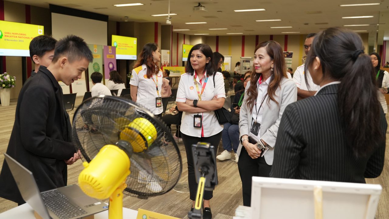 One of the finalist teams from Sarawak, SMK Bintulu’s team Sentinels presenting their invention to Siti Sulaiman (second from right)