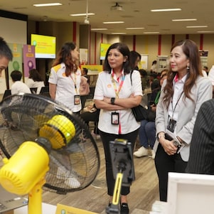 One of the finalist teams from Sarawak, SMK Bintulu’s team Sentinels presenting their invention to Siti Sulaiman (second from right)