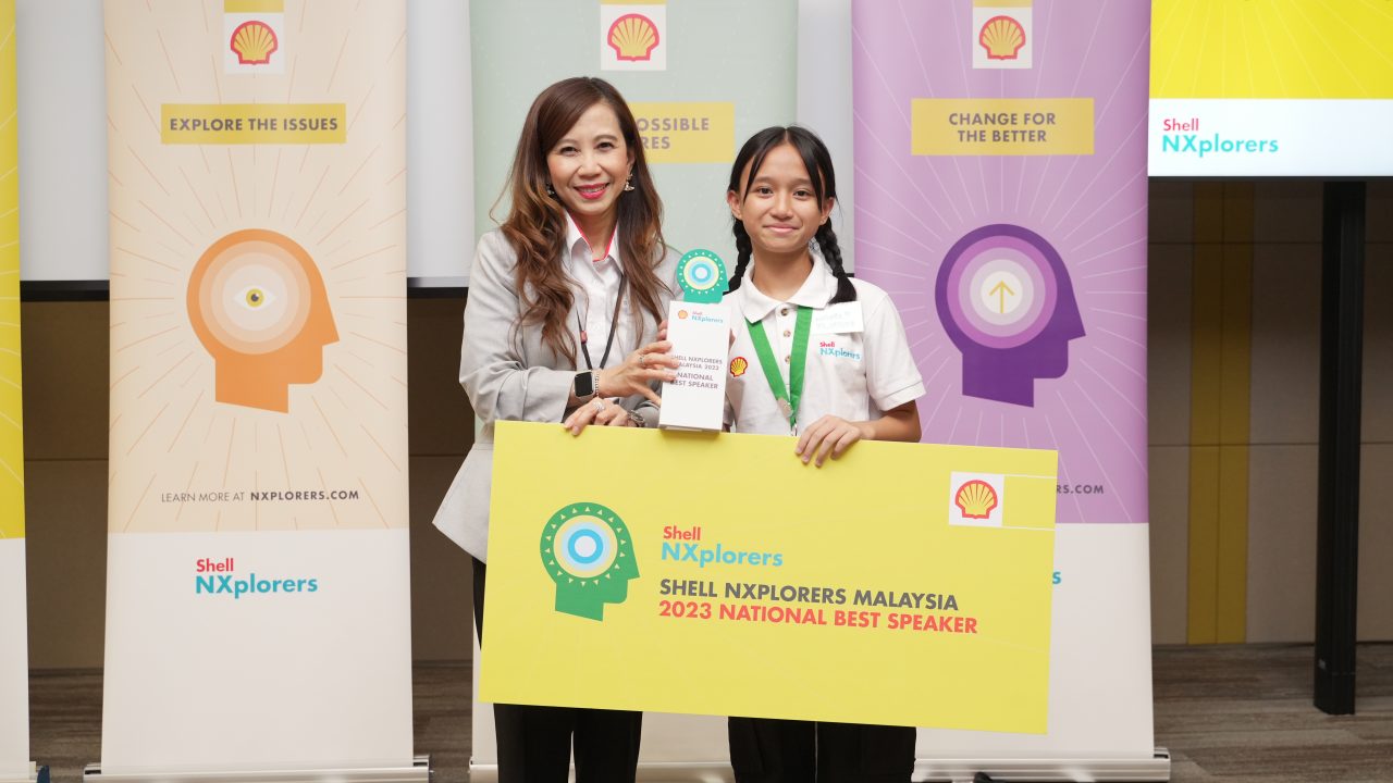 Siti Sulaiman (left) with winner of the Best Presenter award, Nichelle Essabelle James, a member of team XO_Leiune from SM All Saints