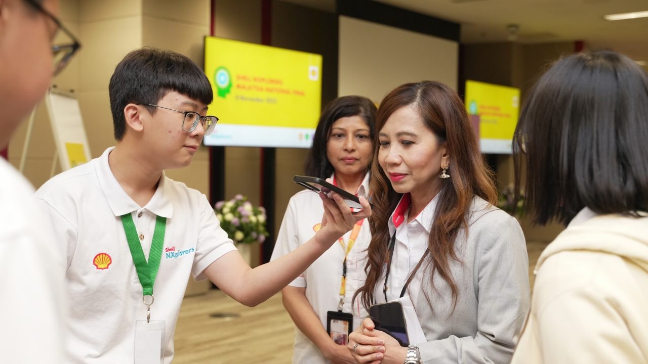 One of the finalist teams from Peninsular Malaysia, SMK Bandar Puncak Jalil’s team Tri-C-Cle demonstrating their invention to Siti Sulaiman