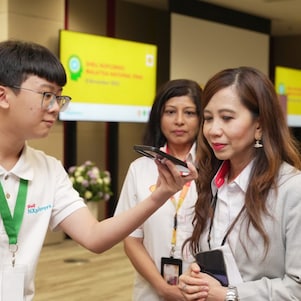 One of the finalist teams from Peninsular Malaysia, SMK Bandar Puncak Jalil’s team Tri-C-Cle demonstrating their invention to Siti Sulaiman