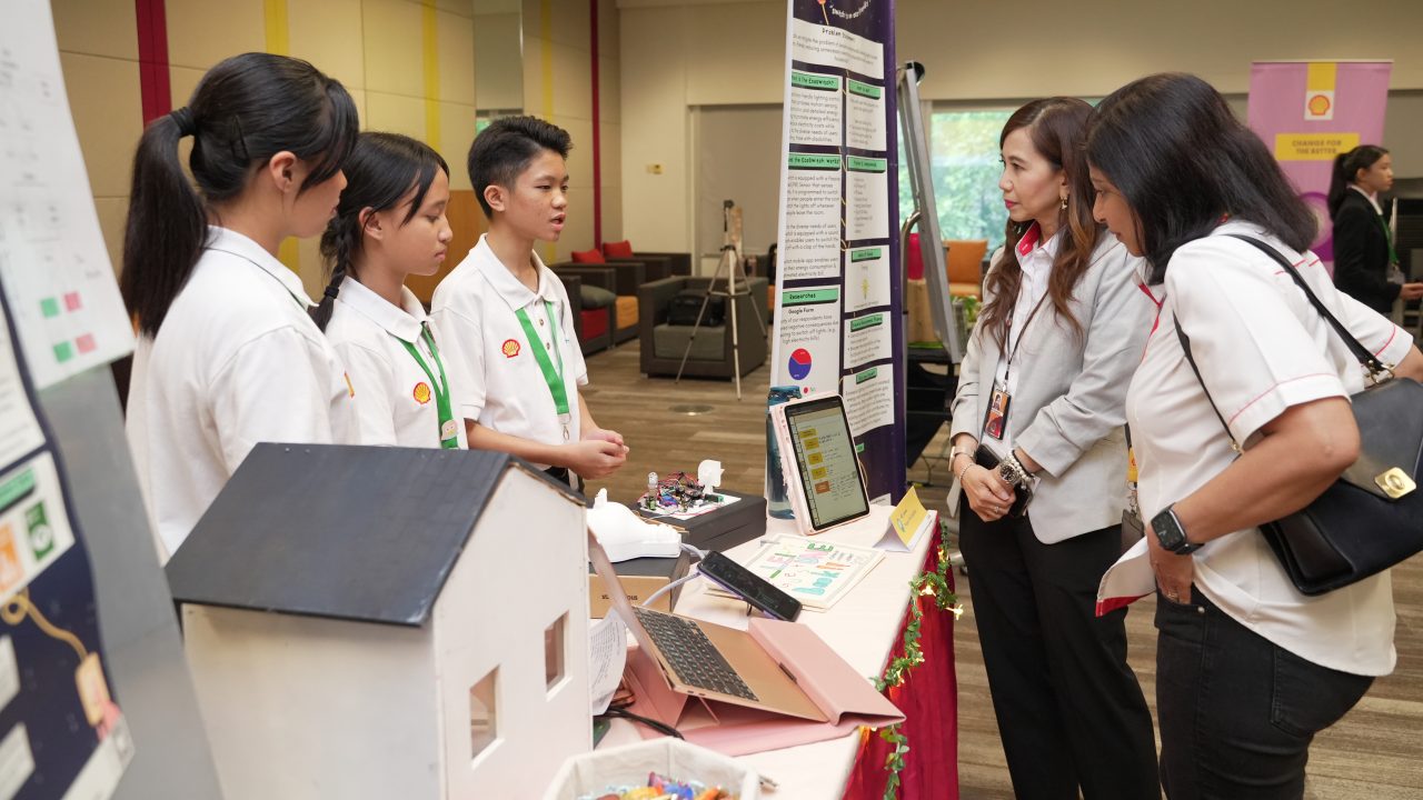 One of the finalist teams from Sabah, SM All Saint’s team XO_Leiune presenting their invention to Siti Sulaiman