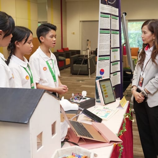 One of the finalist teams from Sabah, SM All Saint’s team XO_Leiune presenting their invention to Siti Sulaiman