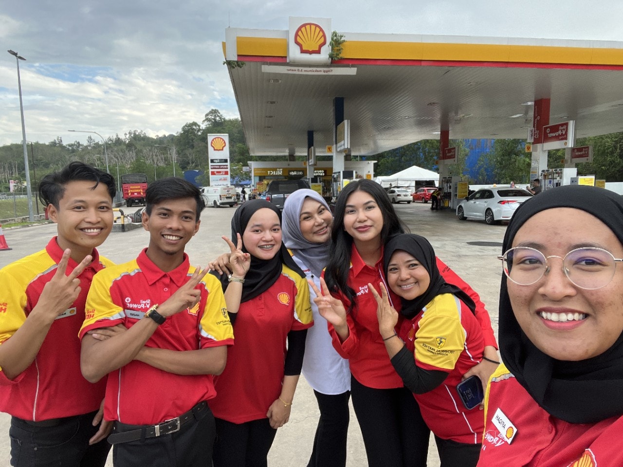 dato-amilia-with-her-daughter-and-staff-at-one-of-her-stations