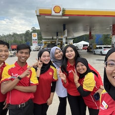 dato-amilia-with-her-daughter-and-staff-at-one-of-her-stations