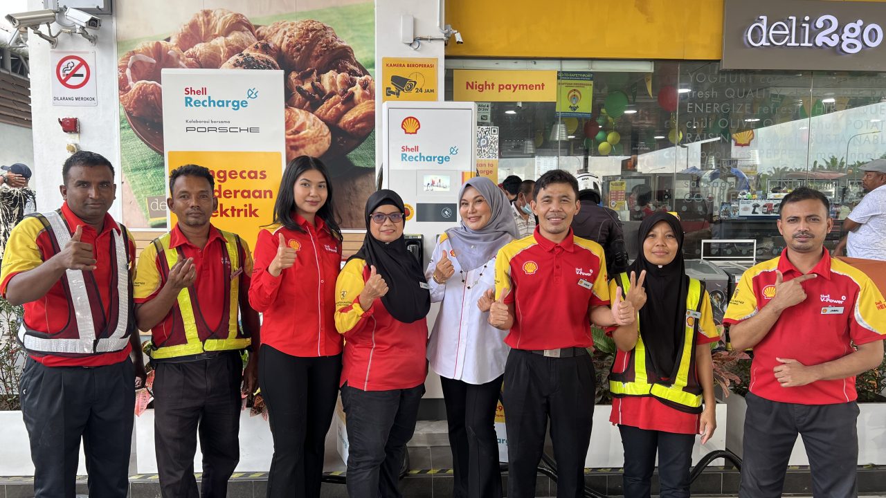 Dato Amilia with her daughter (third from left) and staff