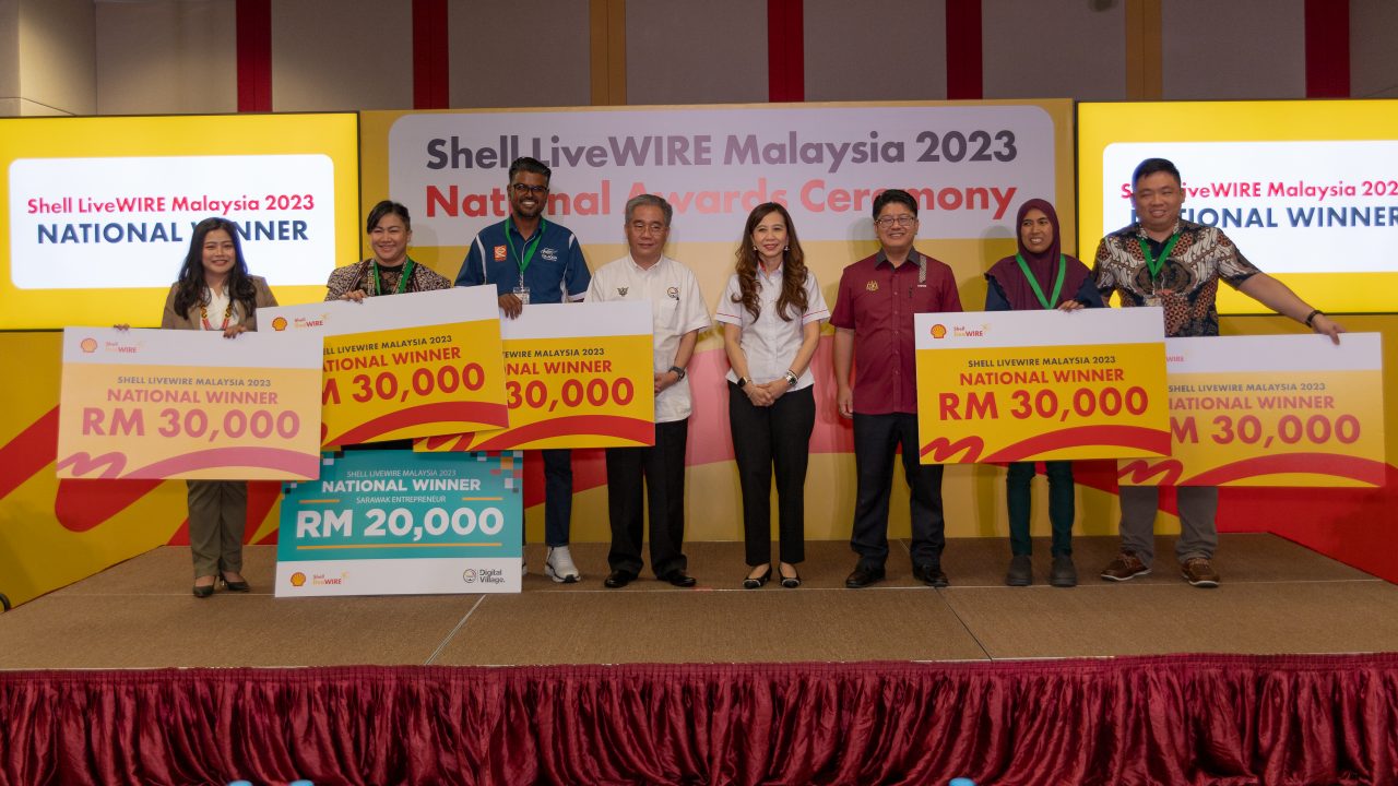 (Left to right) - Grace Creations, Pungu Borneo, GK Aqua, Tuan Haji Udin bin Bujang, CEO of Tabung Gagasan Ekonomi Anak Sarawak (TEGAS), Siti Sulaiman, YB Datuk Ewon Benedick, Southeast Asia Treasure and Materials in Works