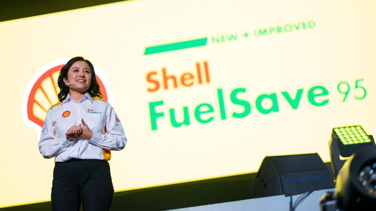 Seow Lee Ming, General Manager of Shell Mobility Malaysia presenting the benefits of the New + Improved Shell FuelSave 95.