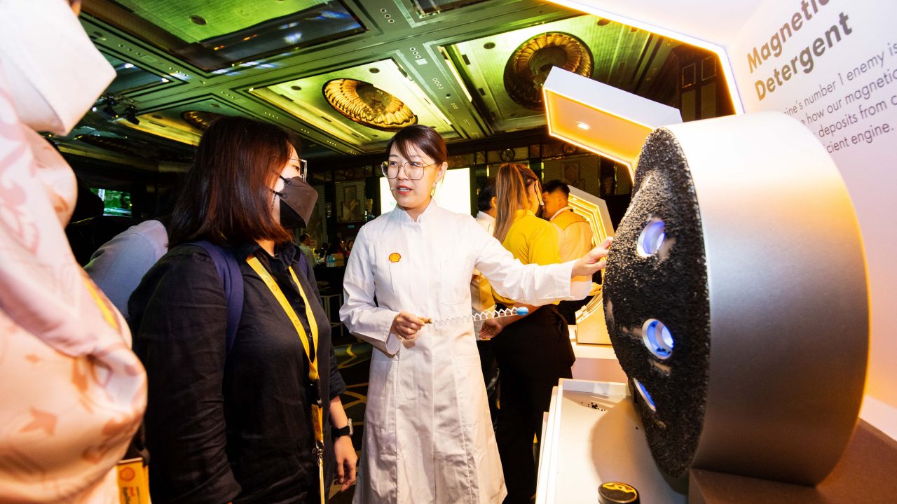 Shell Fuel Scientist, Tina Jia demonstrating the deposit targeting technology of the New + Improved Shell FuelSave 95.