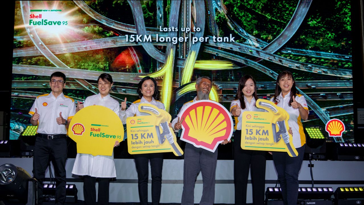 From left to right: Ambrosio Riparip, Global Marcomms Lead, Mobility; Tina Jia, Shell Fuel Scientist; Seow Lee Ming, General Manager of Shell Mobility Malaysia; Shairan Huzani Husain, Managing Director of Shell Malaysia Trading Sdn Bhd and Shell Timur Sdn Bhd; Mimi Lau, Global Fuels Proposition Lead; and Yu Li Ching, Head of Marketing, Shell Mobility Malaysia at the launch of the New + Improved Shell FuelSave 95.