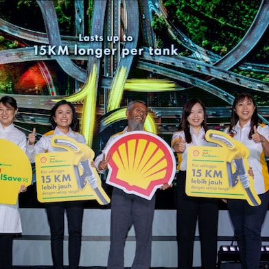 From left to right: Ambrosio Riparip, Global Marcomms Lead, Mobility; Tina Jia, Shell Fuel Scientist; Seow Lee Ming, General Manager of Shell Mobility Malaysia; Shairan Huzani Husain, Managing Director of Shell Malaysia Trading Sdn Bhd and Shell Timur Sdn Bhd; Mimi Lau, Global Fuels Proposition Lead; and Yu Li Ching, Head of Marketing, Shell Mobility Malaysia at the launch of the New + Improved Shell FuelSave 95.