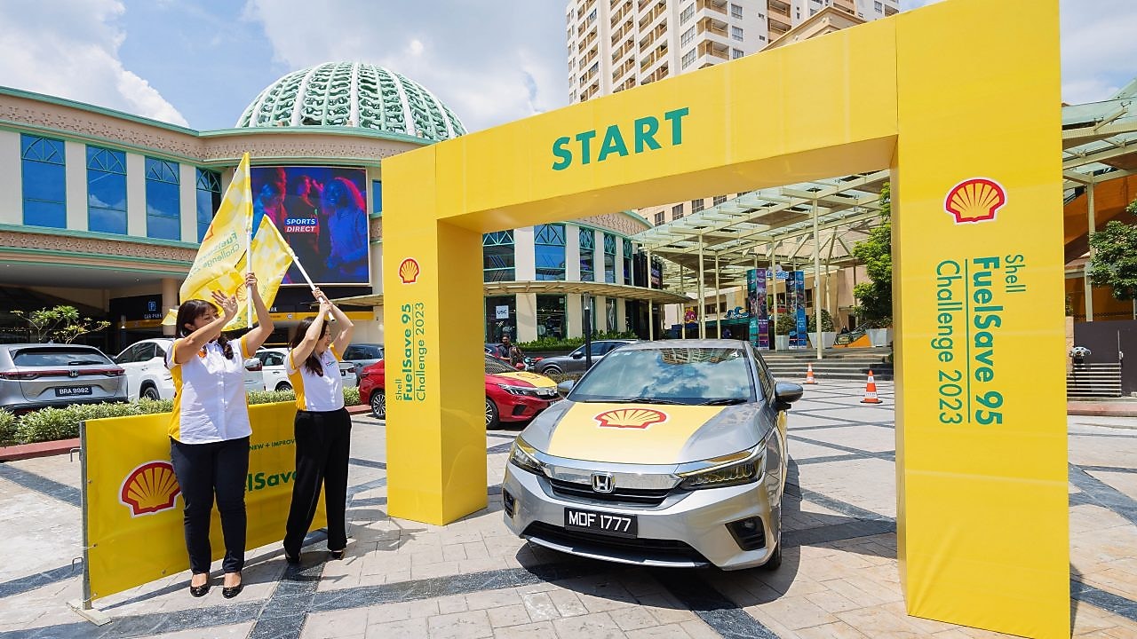 From left to right: Yu Li Ching, Head of Marketing, Shell Mobility Malaysia together with Mimi Lau, Global Fuels Proposition Lead flagging off the first Shell FuelSave 95 Drive Challenge involving five (5) media participants.