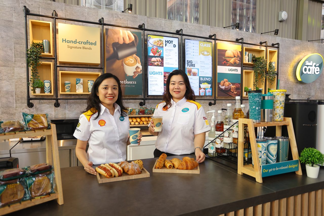 Seow Lee Ming, General Manager of Shell Mobility Malaysia (left) at the Shell Cafe