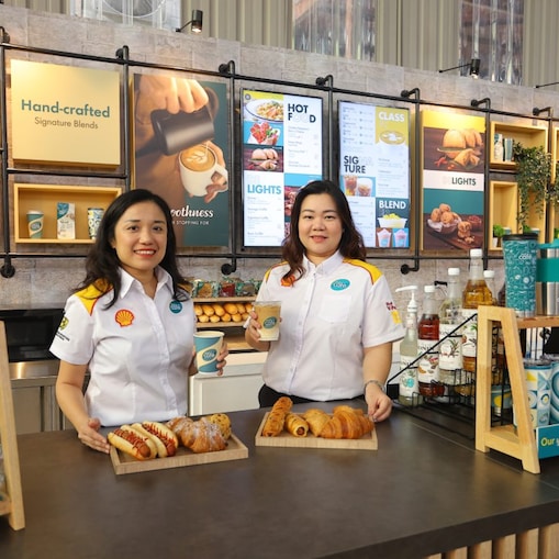 Seow Lee Ming, General Manager of Shell Mobility Malaysia (left) at the Shell Cafe