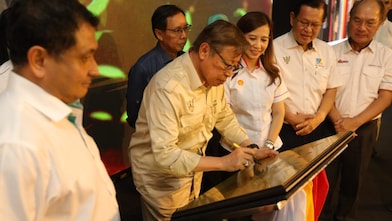 The Premier of Sarawak alongside Siti Sulaiman on his left Mohamed Firouz Asnan on his right and ministers and deputy ministers during the groundbreaking ceremony of the Ros
