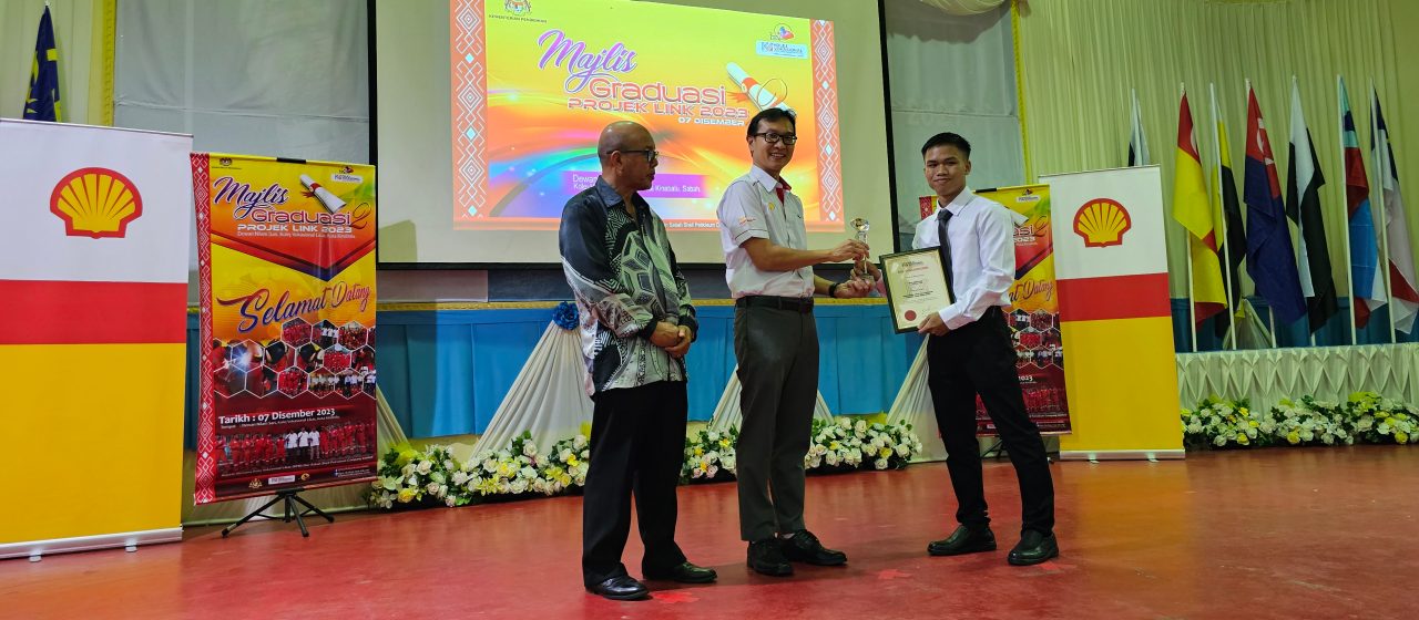 Zul Bin John Best Student Cohort 2021 receiving his special award and certificate from Wong Kim Mun and Haji Mokhtar
