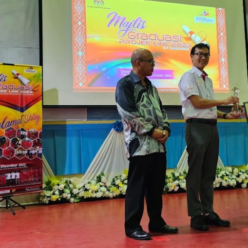 Zul Bin John Best Student Cohort 2021 receiving his special award and certificate from Wong Kim Mun and Haji Mokhtar