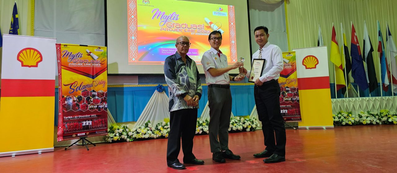 Jelson Ogiris Best Student Cohort 2022 receiving his special award and certificate from Wong Kim Mun and Haji Mokhtar