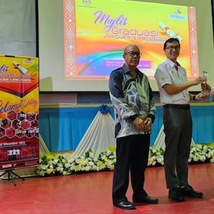 Jelson Ogiris Best Student Cohort 2022 receiving his special award and certificate from Wong Kim Mun and Haji Mokhtar
