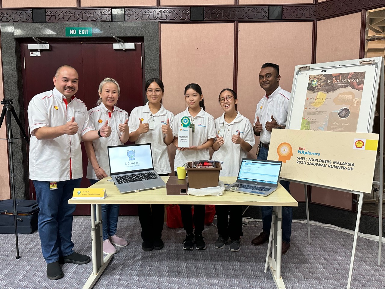 Team Girl Code alongside Jonathan Jolly (first from left) Choong Yen Li (second from left) and Ganes Kandiah, Shell NXplorers programme head (first from right)