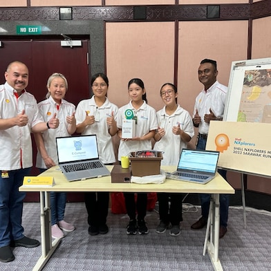 Team Girl Code alongside Jonathan Jolly (first from left) Choong Yen Li (second from left) and Ganes Kandiah, Shell NXplorers programme head (first from right)