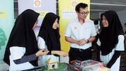 The Shell NXplorers 2023 Sabah Champions explaining their invention to the General Manager of SSPC