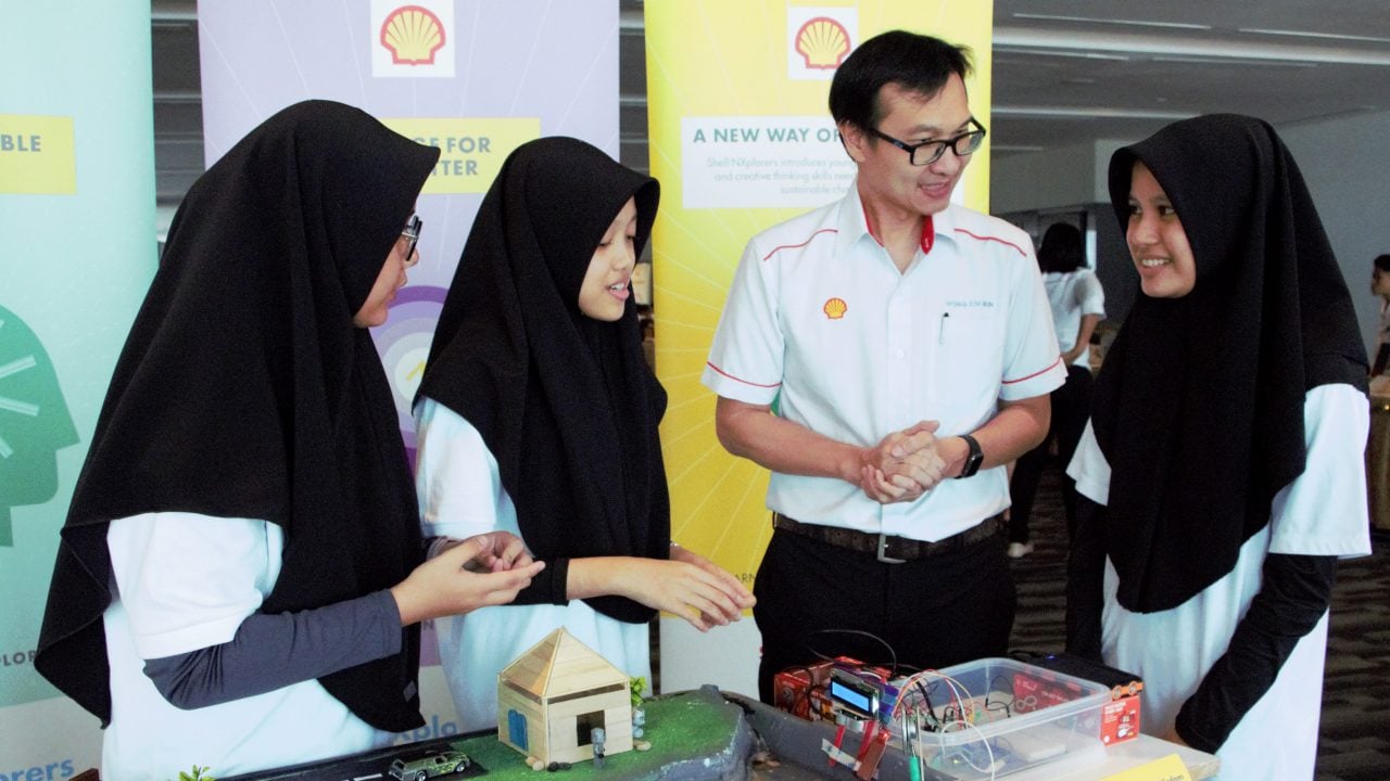The Shell NXplorers 2023 Sabah Champions explaining their invention to the General Manager of SSPC