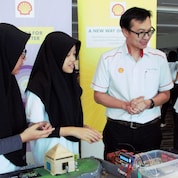 The Shell NXplorers 2023 Sabah Champions explaining their invention to the General Manager of SSPC