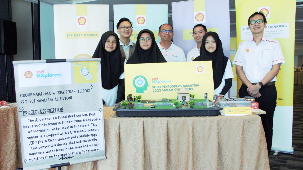 Team W.O.W with their teachers and Wong Kim Mun (first from right)