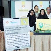 Team W.O.W with their teachers and Wong Kim Mun (first from right)