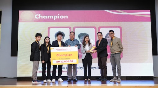 Curtin_IoT with Dr. Nor Fuad Abdul Hamid (fourth from left), Siti Sulaiman (fifth from left) and their lecturers.