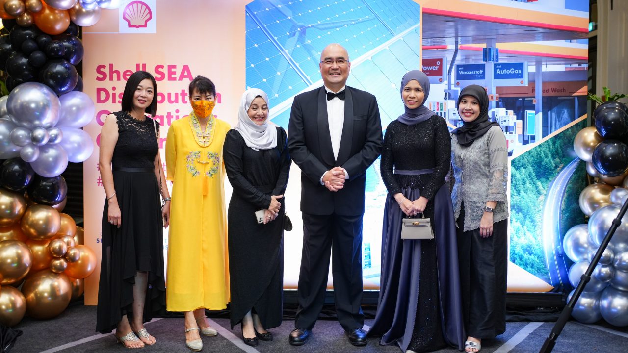 Faridah (third from left) with her team at the Shell South-East Asia Distribution Operations Conference 2023
