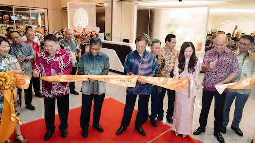 The Premier (third from right) officiating the new office together with Siti Sulaiman (second from right), Peter Costello (first from right), Datuk Ir. Bacho Pilong, Senior Vice President, Malaysia Petroleum Management (MPM) (second from left) and Datuk Joseph Lau, Group CEO, ParkCity Group (first from left)