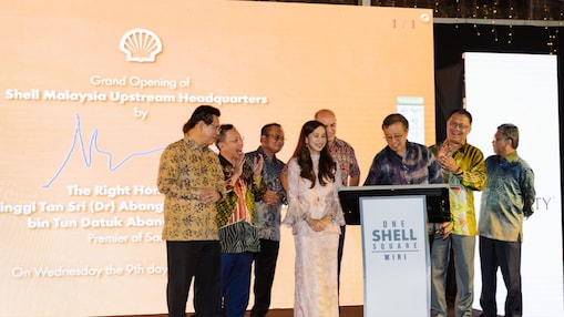 Premier signing on the digital signage during the launch of Shell Malaysia Upstream’s new headquarters.
