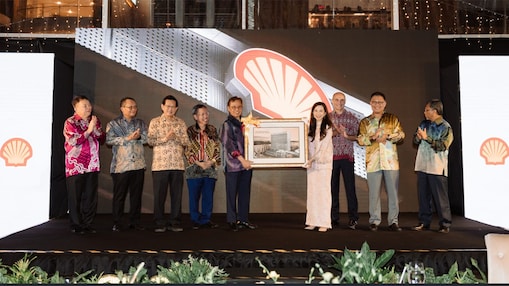 Siti Sulaiman presenting the Premier with a token of appreciation in the presence of other dignitaries.