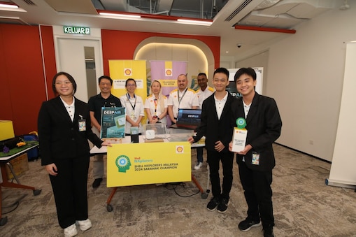 (left to right) - Allyson Yot Linton, Professor Dr. Tuong-Thuy Vu, Dr. Ling Mei Teng, Choong Yen Li, Jonathan Jolly, Ganes Kandiah-Shell NXplorers programme head, Jaynerson Joelee and Anselm Wong Jing Ern.