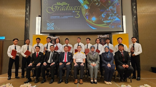 Wong Kim Mun (centre) with the teachers, facilitators and graduating students.