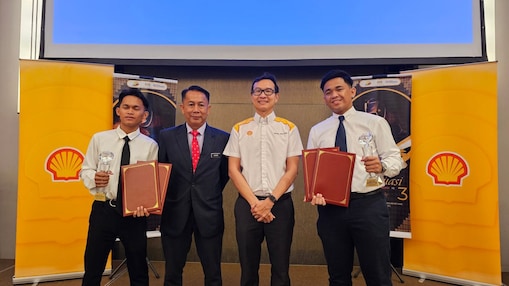 Left to right, Charles Dailis (Best Student), En Yahaya Bin Ismail, Director, KV Likas, Wong Kim Mun, GM SSPC, and Christhian Einrieque Jr Rain(Best Student)