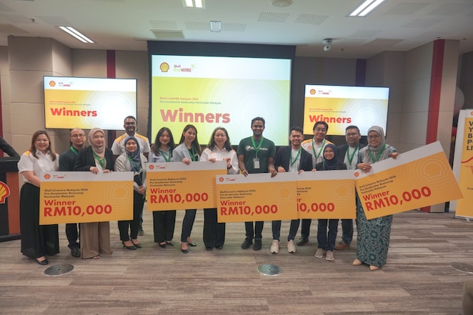 Iris Soh, Social Performance Manager, Shell Malaysia; Syed Yaszeer Afandy & Irianie Liew (Zircochem Resources); Izzianni Ismail (Manager - Portfolio Management Grant, Cradle Fund Sdn Bhd); Ganes Kandiah; Hanna Rafflee & Madihah Fuad (Plus Vibes (M) Sdn Bhd); Norizah Othman (GM Malaysia Projects, Shell Malaysia); Annamalai Thani (Reclimate Sdn Bhd); Rafiq Hakim Razali & Ili Nurhanis Izzati (Aqufish PLT); Ahmad Azuar Zainuddin (Satu Creative); Mohd Azrul Anua (Aqufish PLT) and Noor Hidayah Shahidan (Synbiozymes Sdn Bhd).