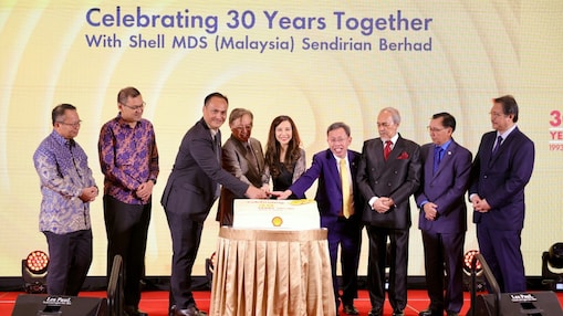 Abang Johari (fourth from left) officiating Shell MDS Malaysia's 30th anniversary with Shell Malaysia Country Chair, Siti Sulaiman (fifth from left), GM of Shell MDS Malaysia, Amir Bakar (third from left) alongside other dignitaries.