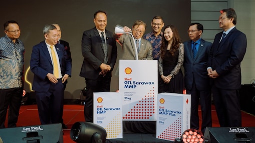Abang Johari (centre) officiating the global launch of Shell GTL Microcrystalline Waxes with Shell Malaysia Country Chair, Siti Sulaiman on his left, GM of Shell MDS Malaysia, Amir Bakar on his right and other dignitaries