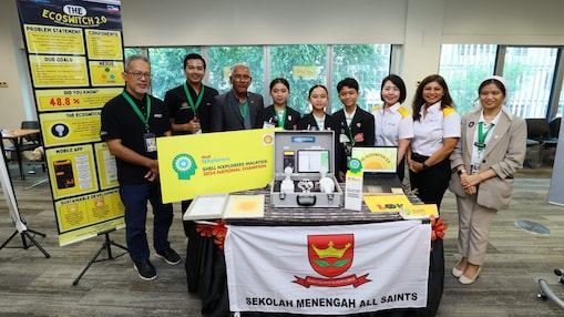 Team XO_LEIUNE and their teacher with Tuan Jalaluddin Bin Ismail (3rd from left), judges and Shell representatives.
