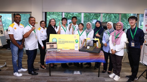 Chan Kit Junn (fifth from left) followed by his teammates from The Solvers, Syed Qaleef Danial Al-Edrus Bin Syed Amir Al-Edrus and Wong Sh Mayn, alongside the judges, representatives from Shell and representatives from SMK Puncak Jalil.