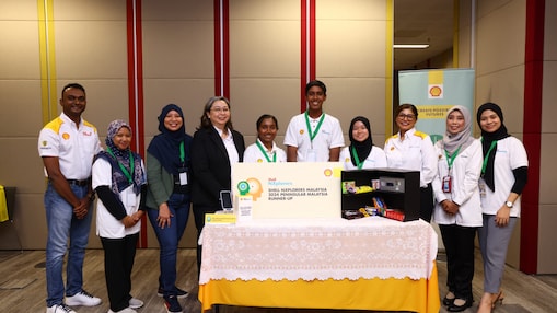 Dishha Palanivello (fifth from left) followed by her teammates from The Elemental Innovators, Arvind Arumugam and Shazrina Shereen binti Mohd Sazri, alongside the judges, representatives from Shell and representatives from SMK Aminuddin Baki.