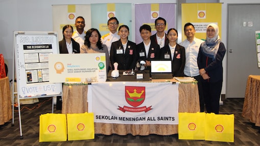 The first runners-up, XO_LEIUNE from SM All Saints with their teachers, judges and Shell representatives.
